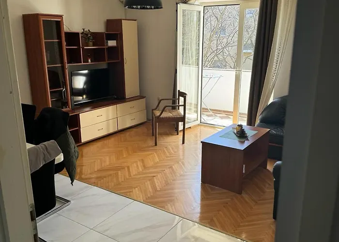 Yakov Free Public Parking And Balcony