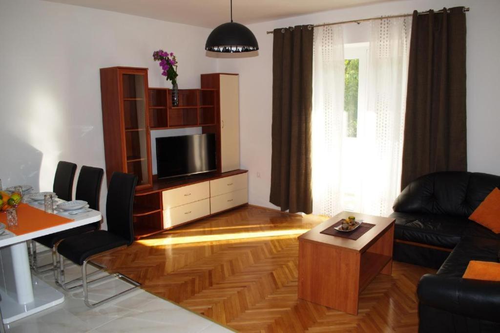 Yakov Free Public Parking And Balcony * Zadar