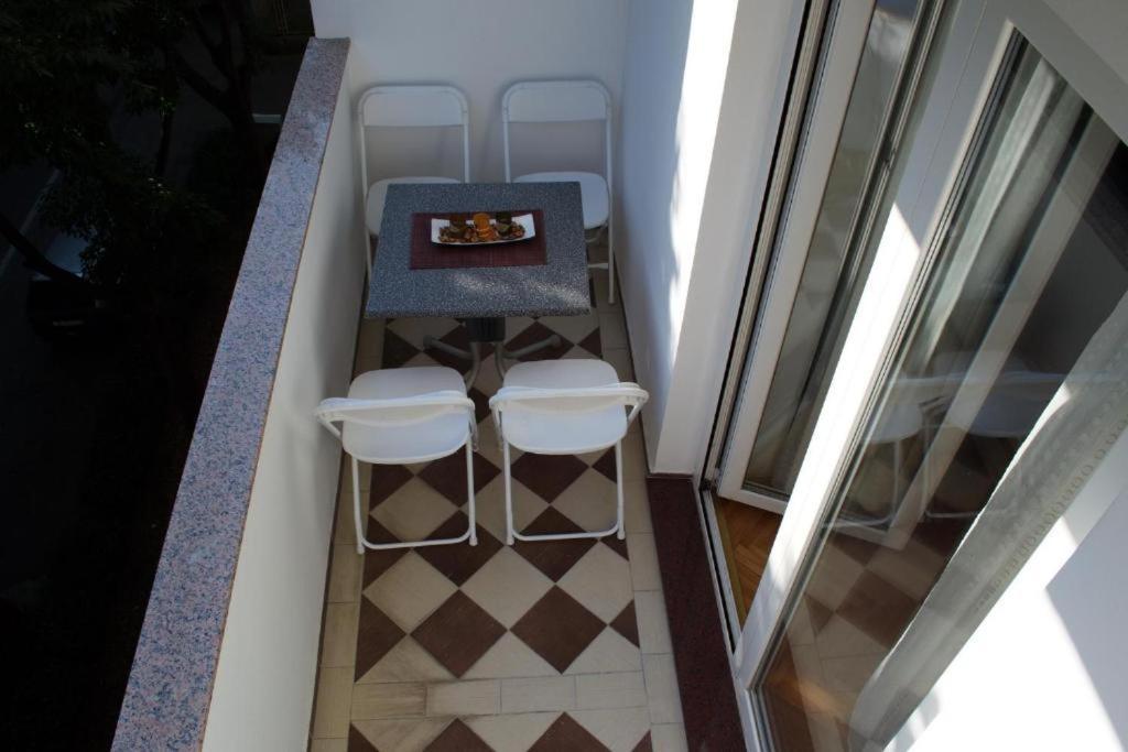 Yakov Free Public Parking And Balcony *