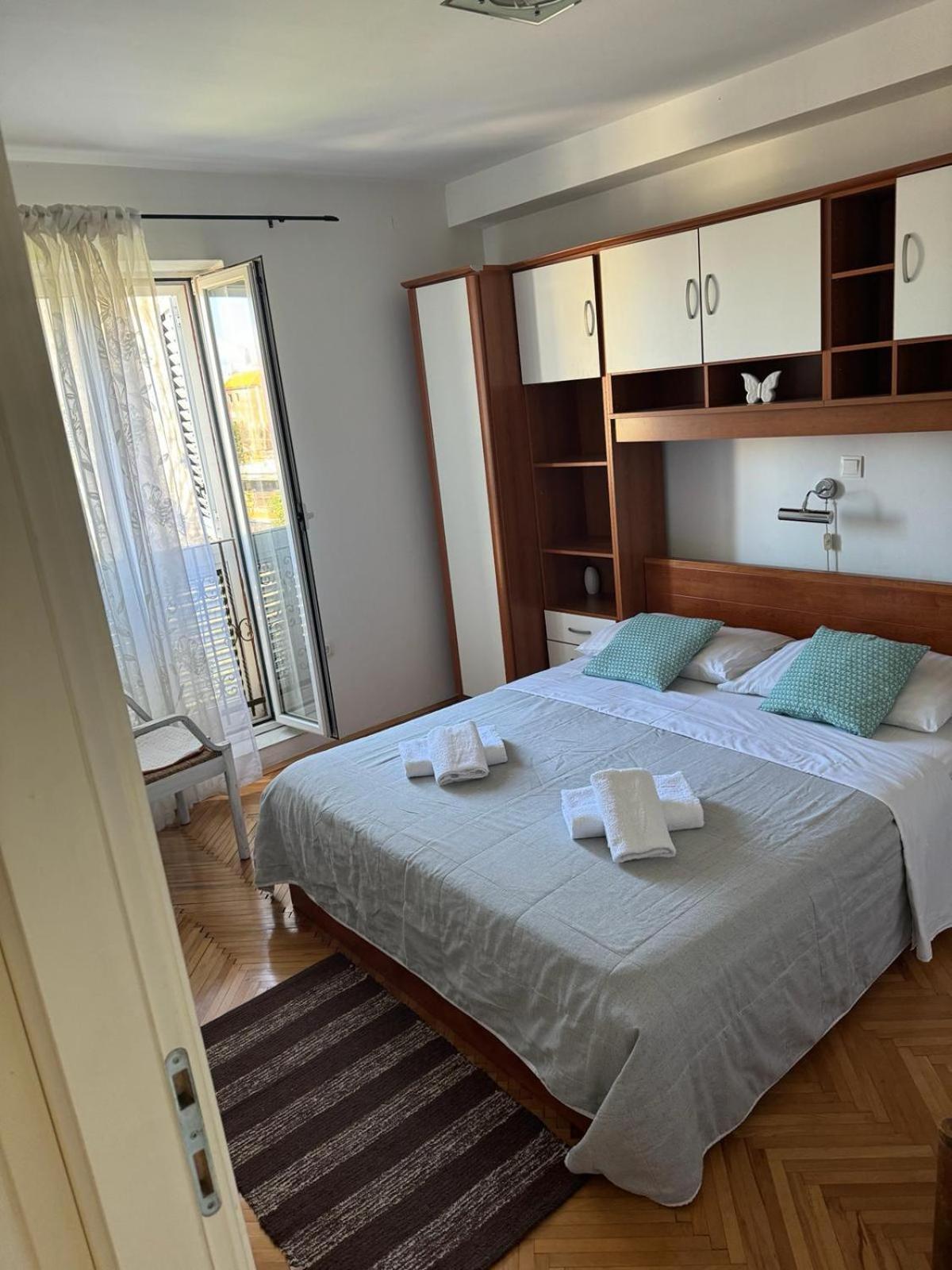 Yakov Free Public Parking And Balcony Appartement